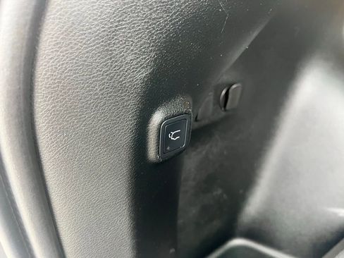 Used 2019 Jeep Cherokee Limited image 28