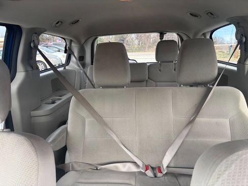 Used 2018 Dodge Grand Caravan SE w/ UConnect Hands-Free Group image 26