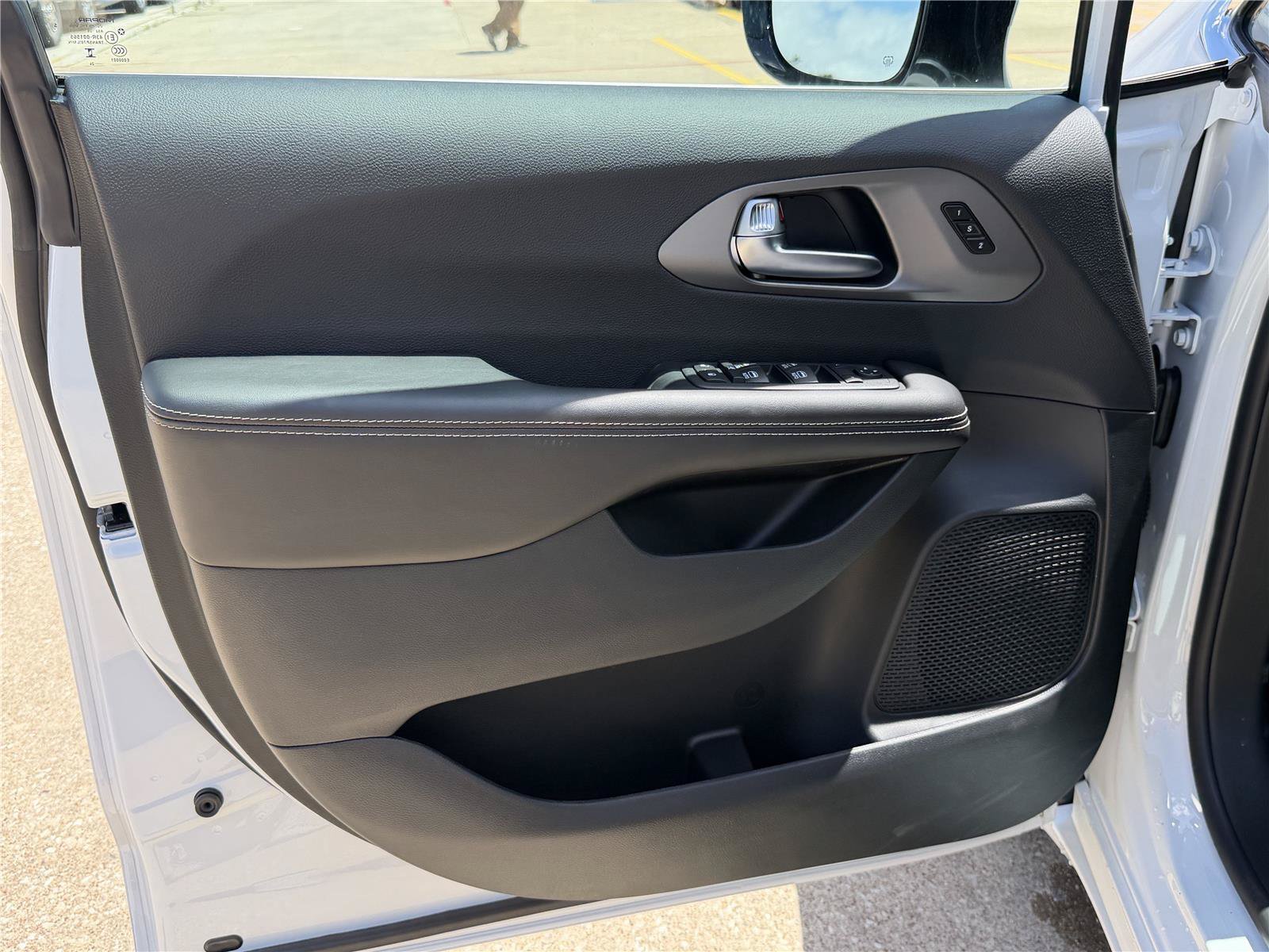 New 2027 Chrysler Pacifica Select FWD image 11