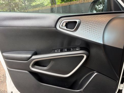 Used 2025 Kia Soul LX w/ LX Technology Package FWD image 18