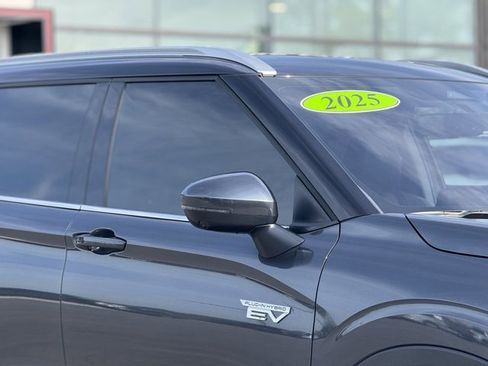 Used 2025 Mitsubishi Outlander image 4