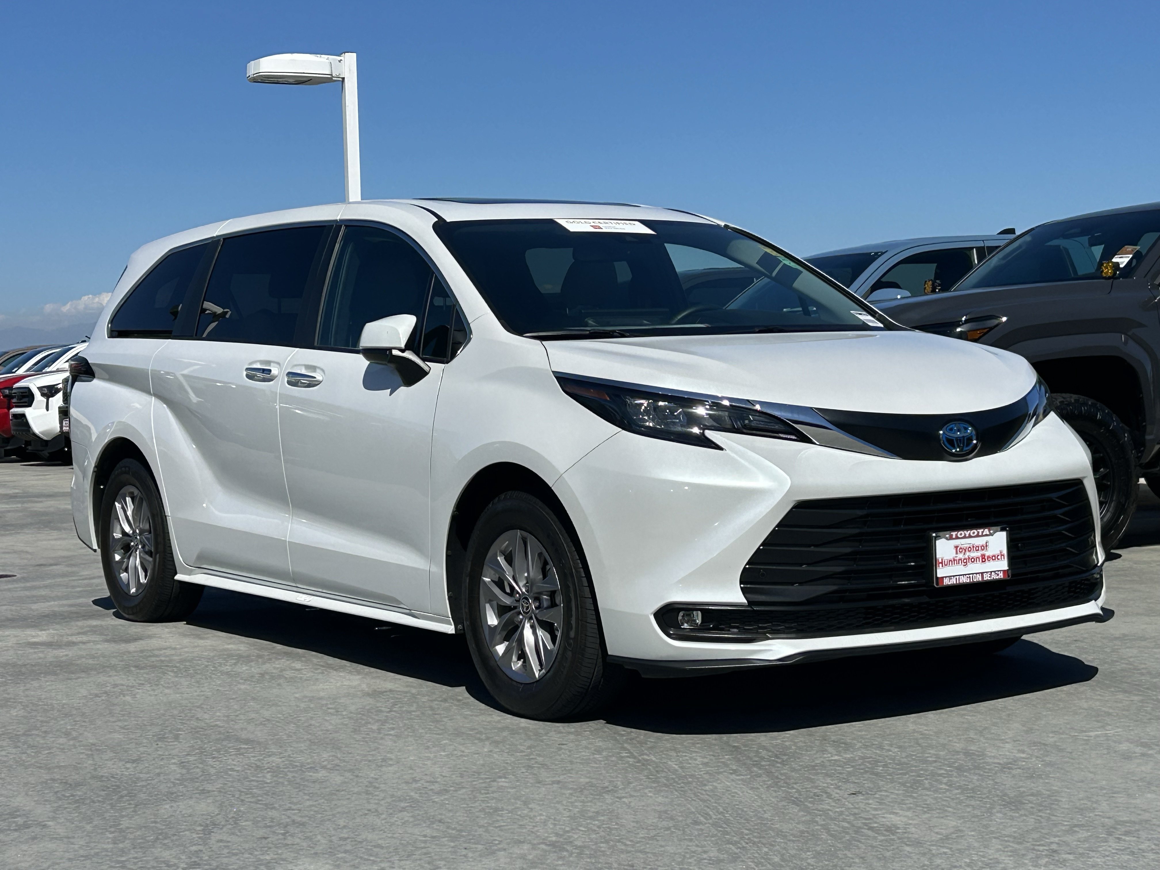 Used 2025 Toyota Sienna XLE FWD image 2