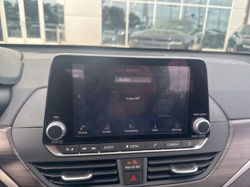Used 2025 Nissan Altima 2.5 SV FWD image 14