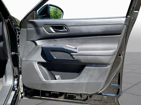 Used 2025 Nissan Pathfinder SV AWD/4WD image 23