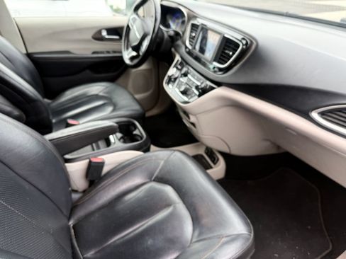 Used 2019 Chrysler Pacifica Touring-L FWD image 4