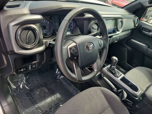 Used 2019 Toyota Tacoma TRD Sport AWD/4WD image 7
