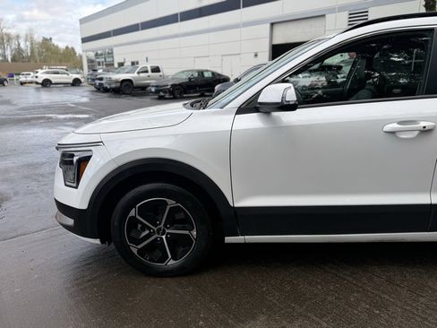 Used 2023 Kia Niro EX image 10