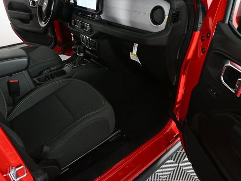 Used 2025 Jeep Gladiator Sport image 19