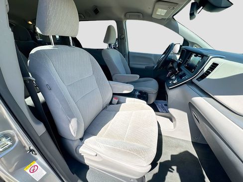 Used 2019 Toyota Sienna LE FWD image 33