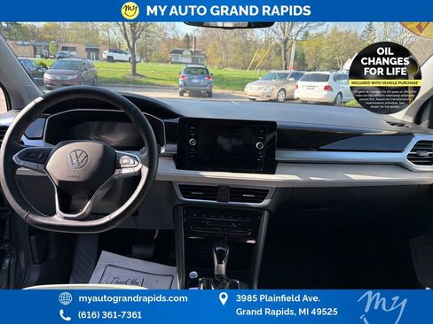 Used 2025 Volkswagen Taos SE w/ Panoramic Sunroof Package AWD/4WD image 12