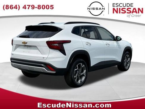 Used 2025 Chevrolet Trax LT FWD image 3