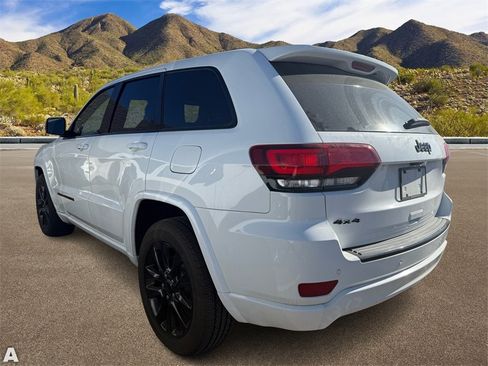 Used 2018 Jeep Grand Cherokee Altitude image 3