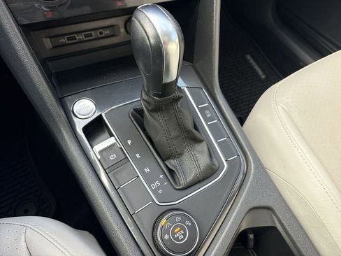 Used 2020 Volkswagen Tiguan SE w/ Panoramic Sunroof Package image 17