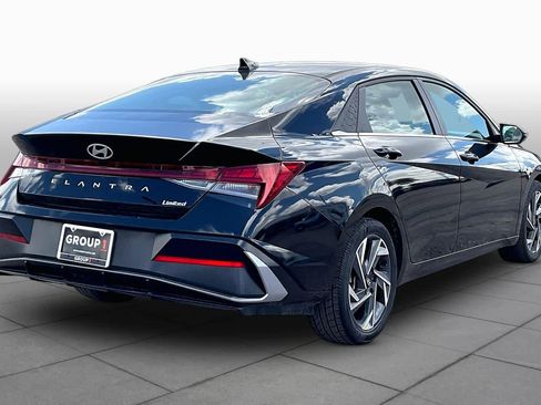 Used 2025 Hyundai Elantra Limited FWD image 12