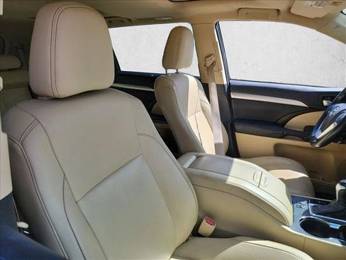 Used 2014 Toyota Highlander XLE FWD image 11