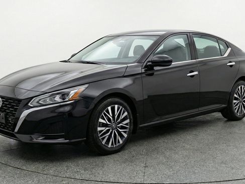 Used 2025 Nissan Altima 2.5 SV FWD image 3