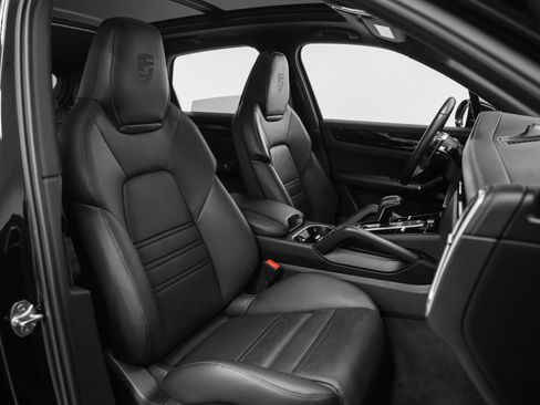 Used 2023 Porsche Cayenne Platinum Edition image 21