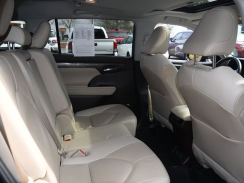 Used 2020 Toyota Highlander Limited image 20