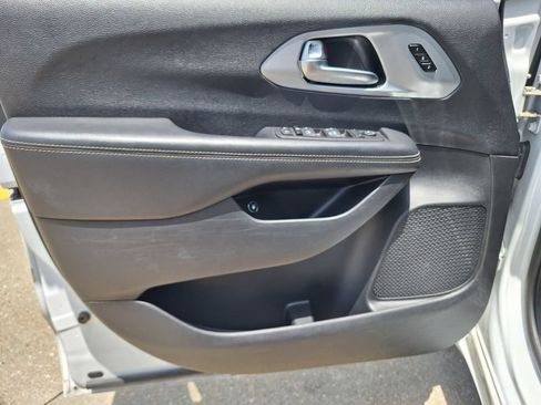 Used 2024 Chrysler Pacifica Limited FWD image 30