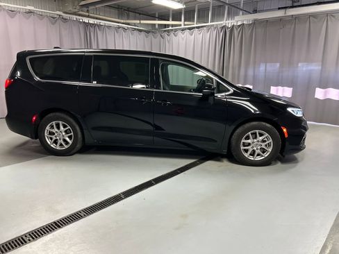 Used 2024 Chrysler Pacifica Touring-L image 8