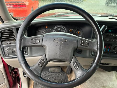 Used 2005 Chevrolet Suburban LS RWD image 11