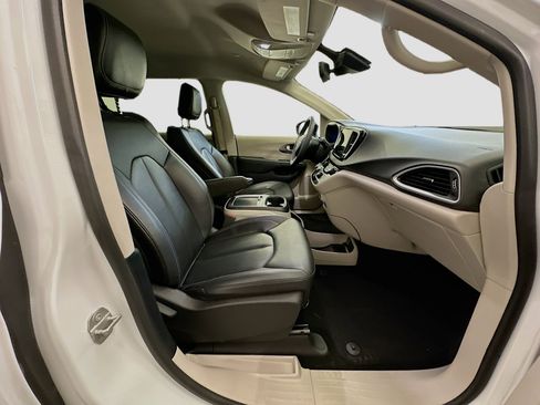 Used 2024 Chrysler Pacifica Touring-L image 33