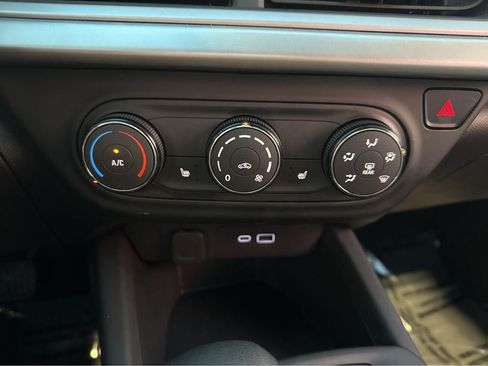 Used 2024 Chevrolet Trax RS FWD image 23
