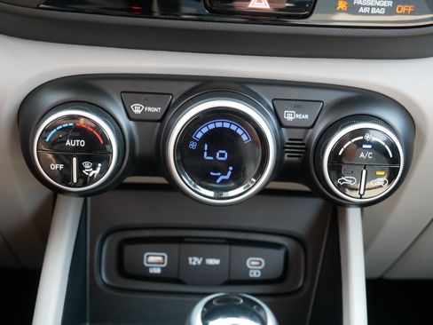 Used 2025 Hyundai Venue SEL FWD image 23