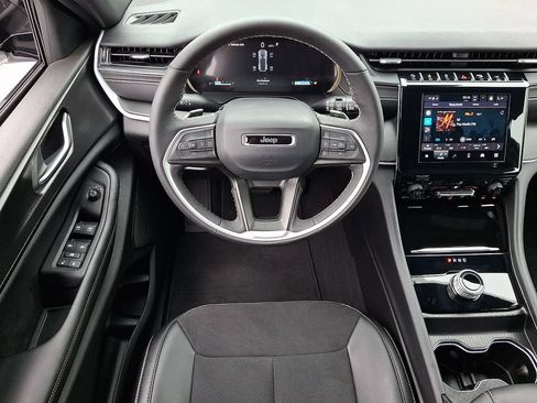 Used 2025 Jeep Grand Cherokee Altitude AWD/4WD image 14