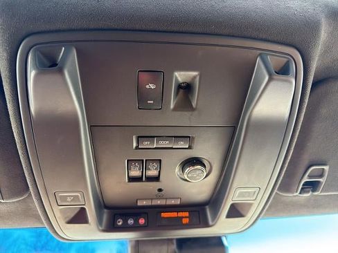 Used 2017 Cadillac Escalade ESV Platinum image 35