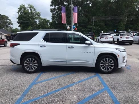Used 2023 Chevrolet Traverse Premier FWD image 6