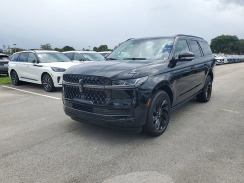 New 2025 Lincoln Navigator Reserve w/ Jet Appearance Package AWD/4WD image 2