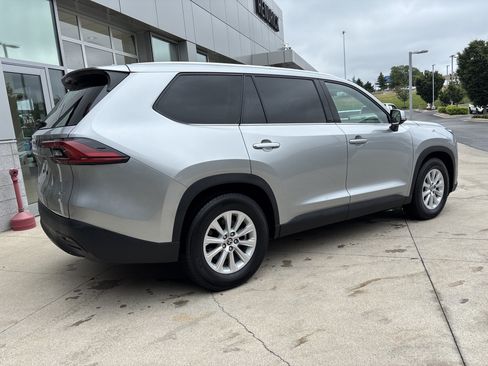 Used 2025 Toyota Grand Highlander FWD image 6