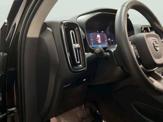 Used 2023 Volvo XC40 B4 Core w/ Convenience Package FWD image 17