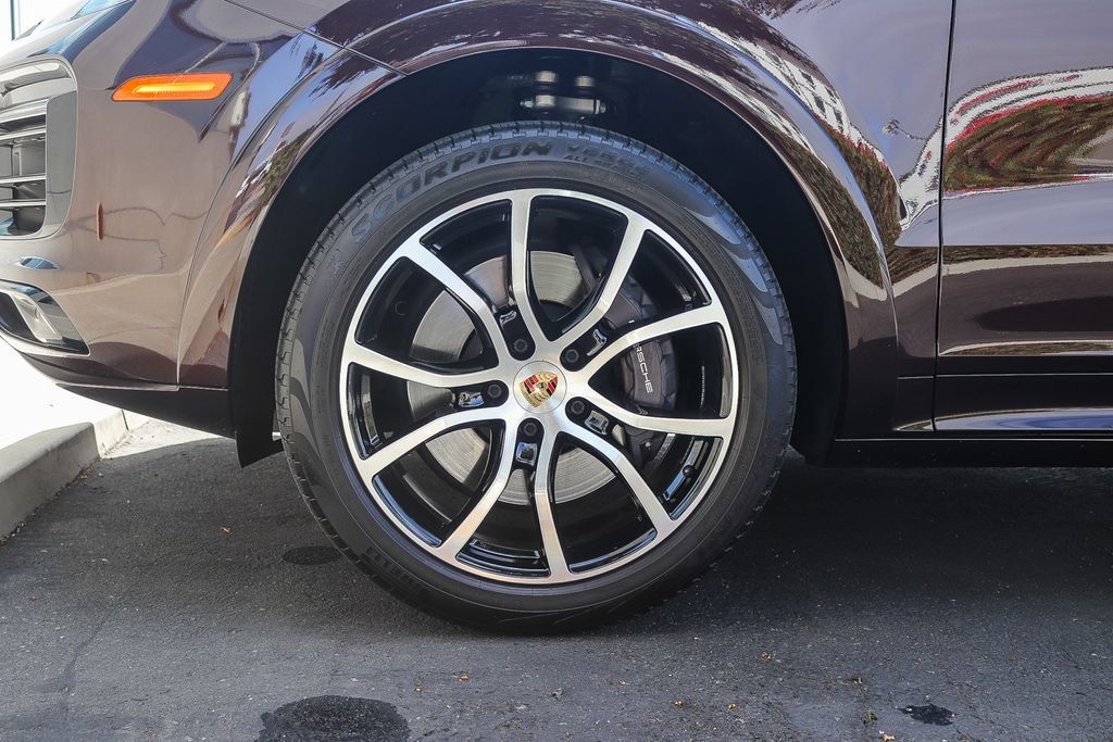 Used 2023 Porsche Cayenne AWD/4WD image 10
