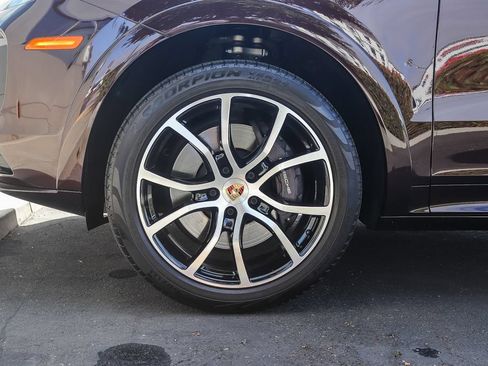 Used 2023 Porsche Cayenne AWD/4WD image 10