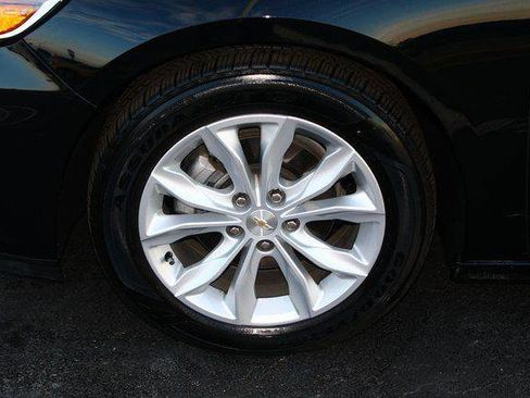 Used 2025 Chevrolet Malibu LT image 2