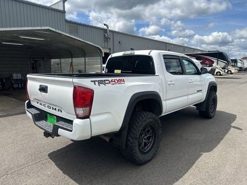 Used 2017 Toyota Tacoma TRD Off-Road w/ Premium & Technology Package AWD/4WD image 4
