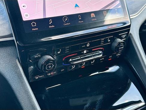 Used 2024 Jeep Grand Cherokee Limited w/ Black Appearance Package image 16