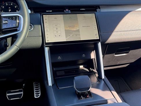 Used 2025 Land Rover Discovery Sport Dynamic SE image 8