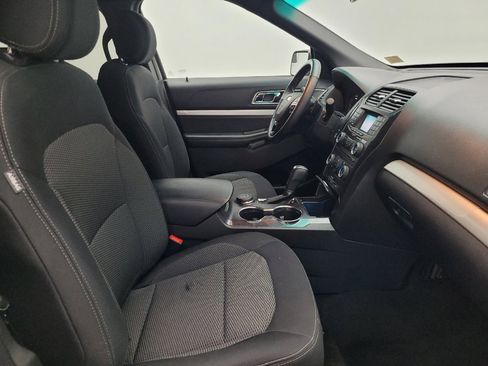 Used 2017 Ford Explorer XLT image 21