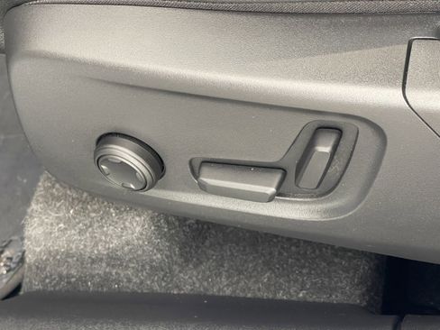 Used 2024 Volvo XC40 B5 Plus image 19