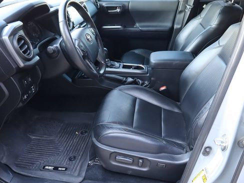 Used 2020 Toyota Tacoma TRD Sport w/ TRD Premium Sport Package AWD/4WD image 15