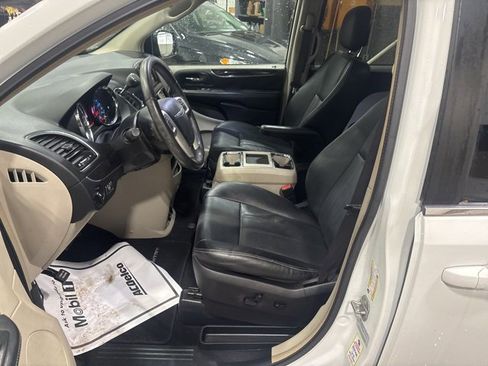Used 2016 Chrysler Town & Country Touring image 15