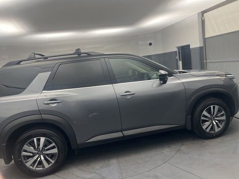 Used 2024 Nissan Pathfinder SL FWD image 8