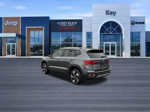 Used 2024 Volkswagen Taos SE AWD/4WD image 3