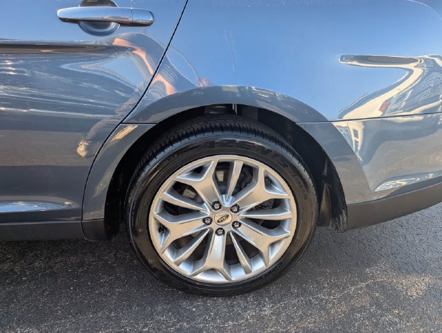 Used 2018 Ford Taurus Limited AWD/4WD image 17