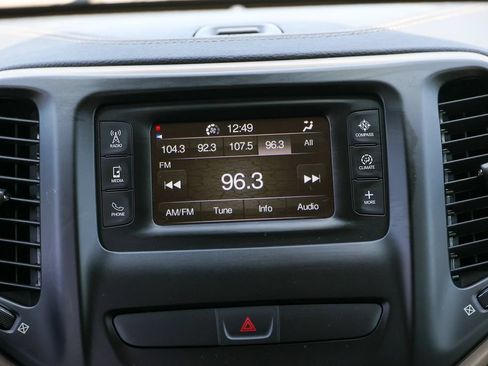 Used 2018 Jeep Cherokee Latitude w/ Altitude Package FWD image 10