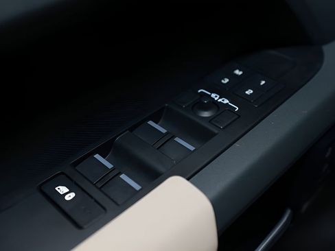 Used 2023 Land Rover Defender 110 X-Dynamic SE image 32