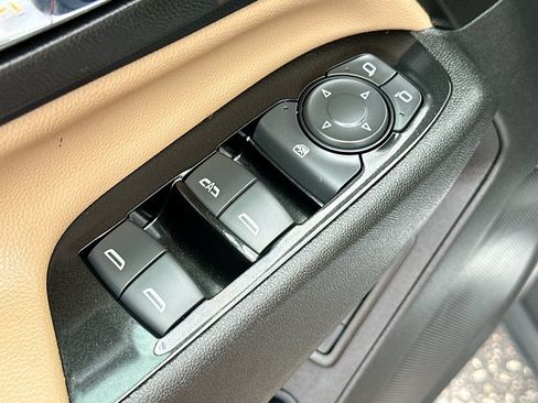 Used 2023 Chevrolet Equinox Premier FWD image 17